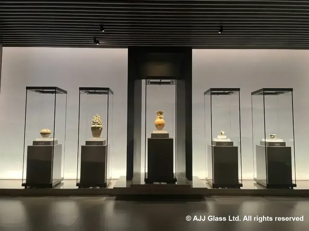 Museum displays anti-reflective glass